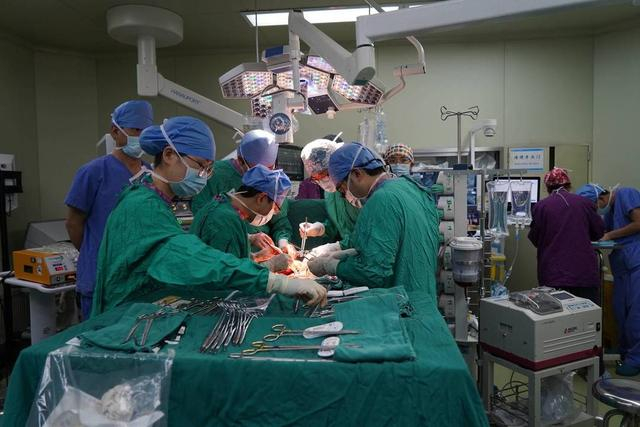 手术中。华西医院供图