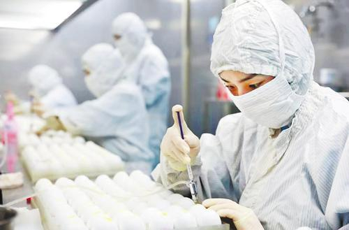     2月25日，瑞普生物制药公司研发人员在进行实验。 河北日报通讯员 王金中摄