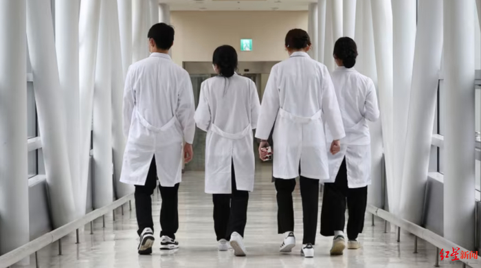 ▲韩国医生结伴离开岗位