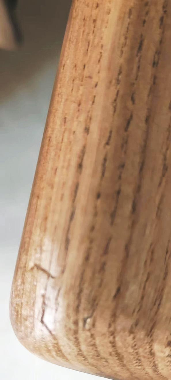             沙发扶手表面坑洼不平整 本版图片均为受访者提供          