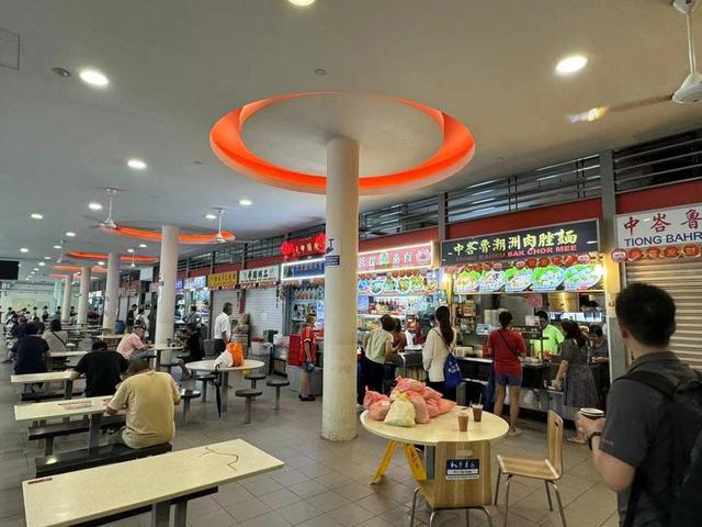 新加坡随处可见的食阁，餐饮相对平价。 受访者供图