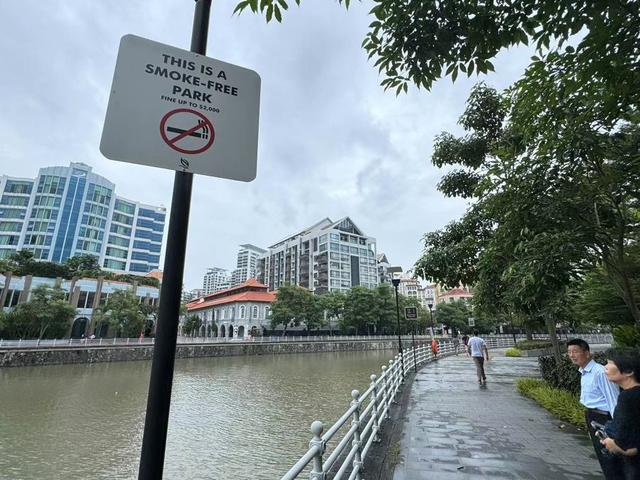 新加坡关于禁止抽烟及罚款金额的提示牌。 受访者供图