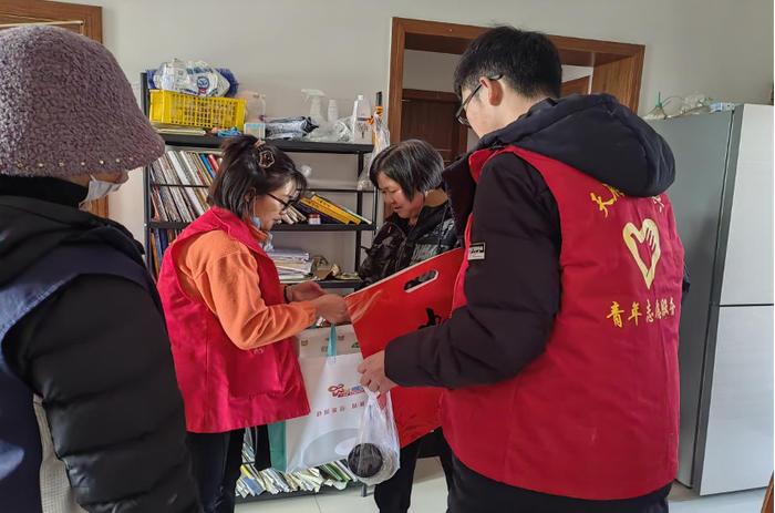 图为社区工作者与实践团队成员一同给社区老年人递送慰问大礼包。 通讯员 黎成林 供图