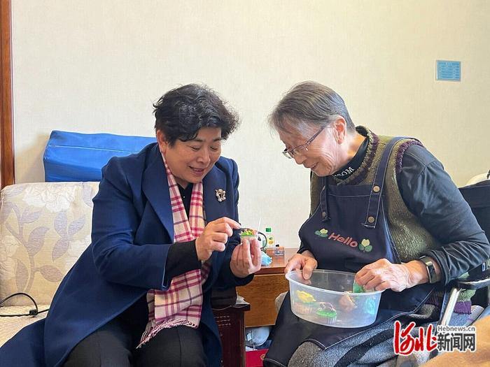 2月22日，全国人大代表张淑芬（左）在易县养老服务中心调研。 河北日报记者 寇国莹摄