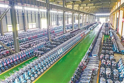 资料图：位于港北区的中国—东盟新能源电动车生产基地的成品仓库。卢星俊 摄