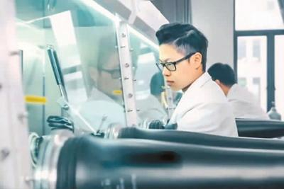 吴凡在工作中。受访者供图