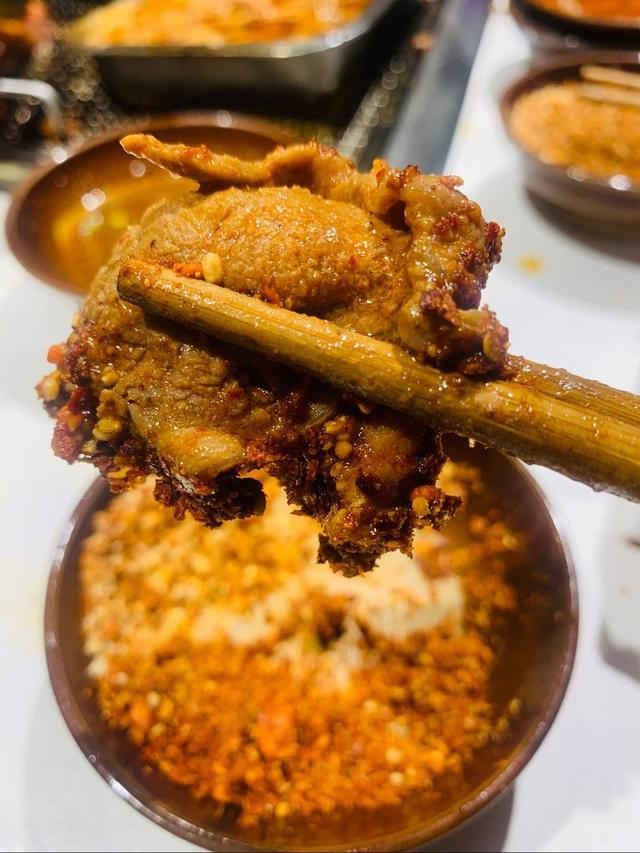 火盆烧烤配以独特蘸料，十分美味 廖毅摄