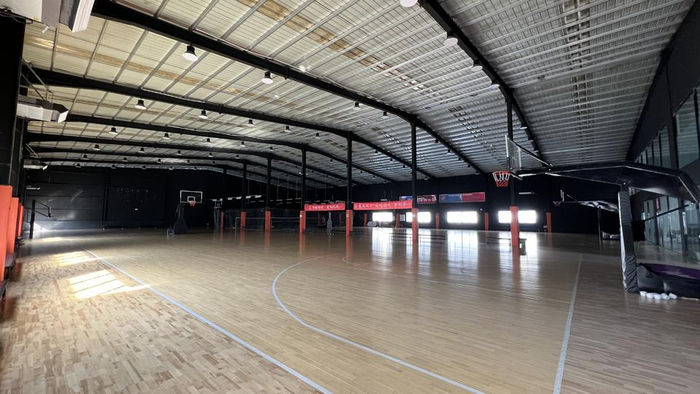 华体逸动篮球运动馆已经没有与劲威体育相关的元素  