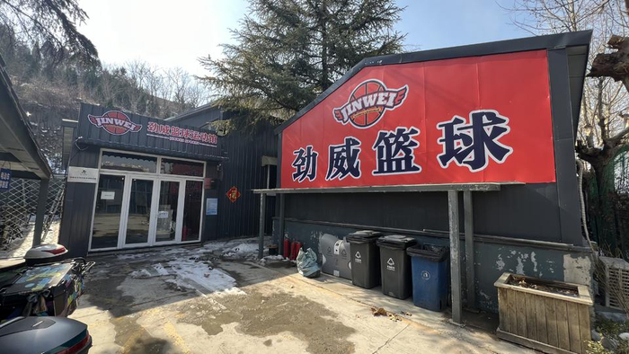 劲威体育阳光壹佰店门口的积雪仍未清理