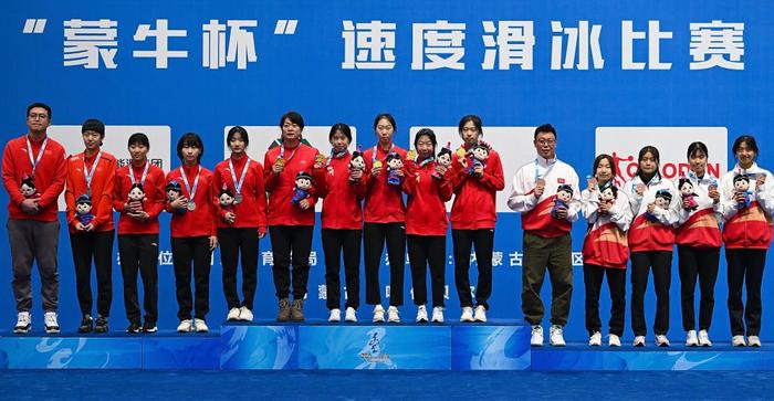  2月27日，冠军四川队（中）、亚军河北队（左）和季军吉林队在颁奖仪式上合影。新华社记者 杨晨光 摄