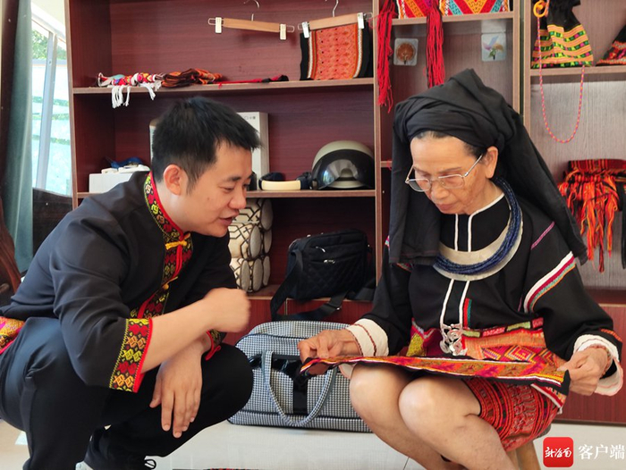 林豪与村民交流。本人供图