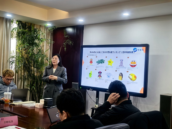 主题沙龙现场进行服务和指导。