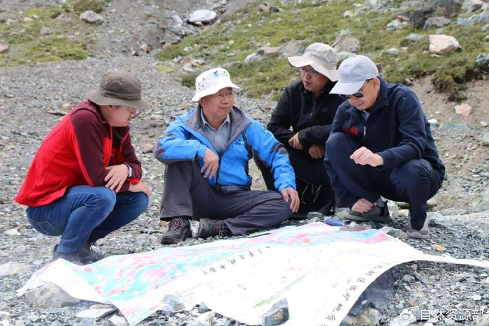 2018年8月，熊盛青（左二）进行野外地质调查。