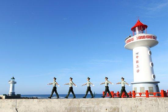 　　驻守三沙永兴岛的武警官兵执行巡逻任务。雷辙/摄