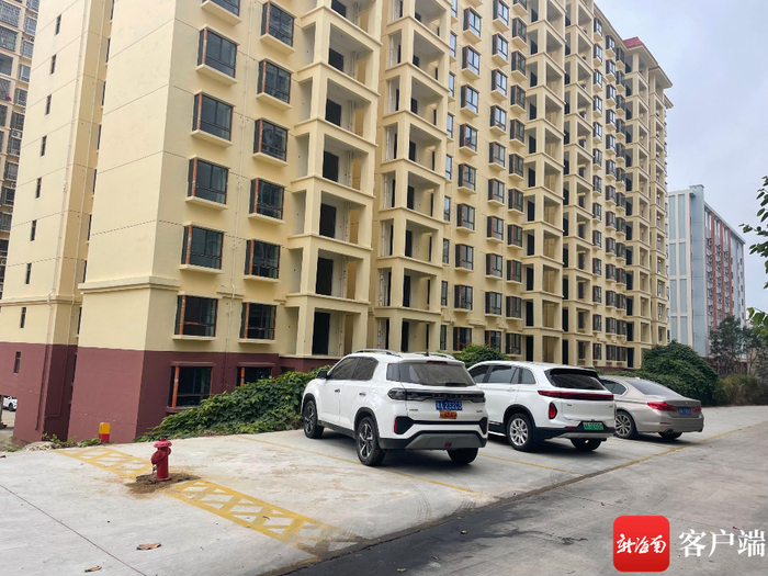 整改后的空地成了机动车停车位。记者 程小丹 摄