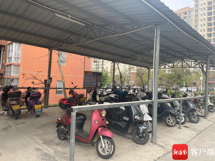 小区内整齐停放的电动自行车。记者 程小丹 摄