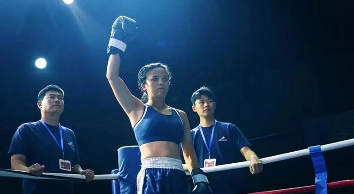 《热辣滚烫》中，拳击冠军张桂玲饰演的刘红霞出场。 图 / 《热辣滚烫》剧照