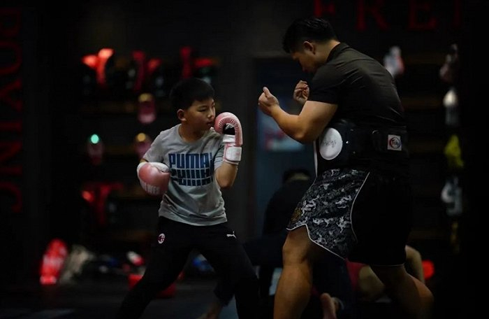 左东虎所在的武汉Fight龙鲤搏击格斗俱乐部，一名小孩正在训练。 图 / 受访者提供