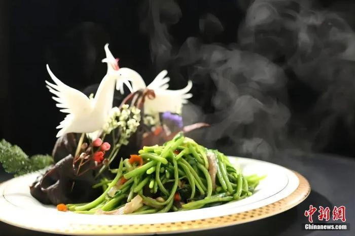 图为江西十大赣菜之一，藜蒿炒腊肉。江西省商务厅供图