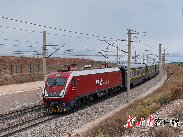 电力机车飞驰在轨道上。（图片由武威工务段王堃拍摄）