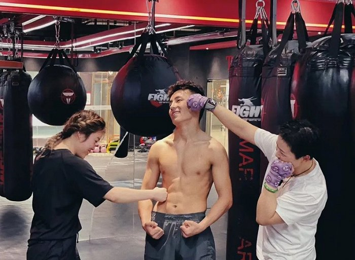 李星源所在的拳肌格斗俱乐部，会员们正在训练。 图 / 受访者提供