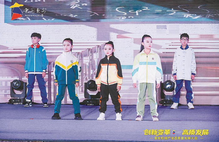 从城市到乡村,从幼儿园到高中,身着校服的学生再次成为街头一道亮丽的