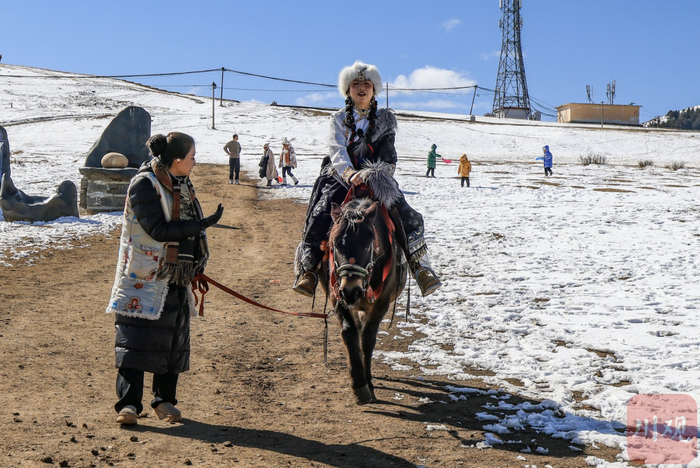 春节期间，康定市塔公镇塔公草原上，游客骑马看雪山。洛绒尼玛 摄
