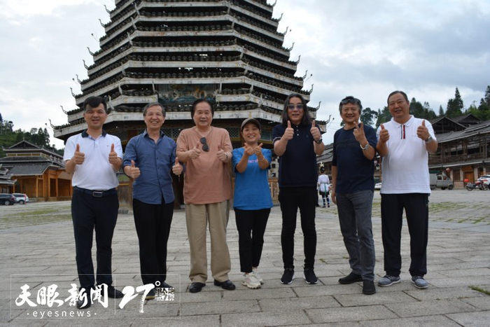 音乐家在从江县小黄村采风。 陆青剑 摄