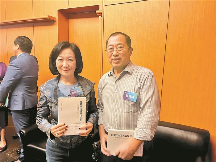 ▲2023年10月9日，张克科向香港特区行政会议召集人叶刘淑仪赠书。