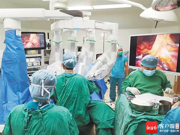 达芬奇手术机器人联合ISR治疗低位直肠癌术在海南省人民医院进行。受访者供图