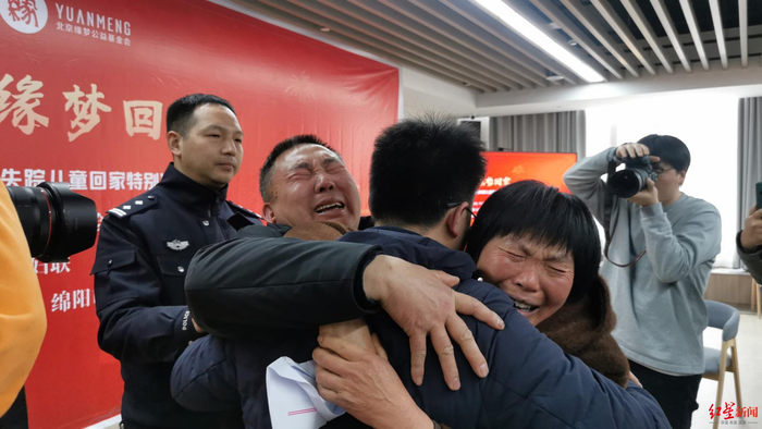 ▲离散35年后终团聚，一家人相拥痛哭