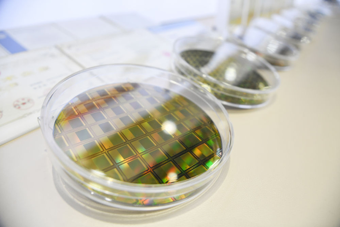 这是2月28日在武汉高德红外股份有限公司产品展厅内拍摄的展品。新华社记者 杜子璇 摄