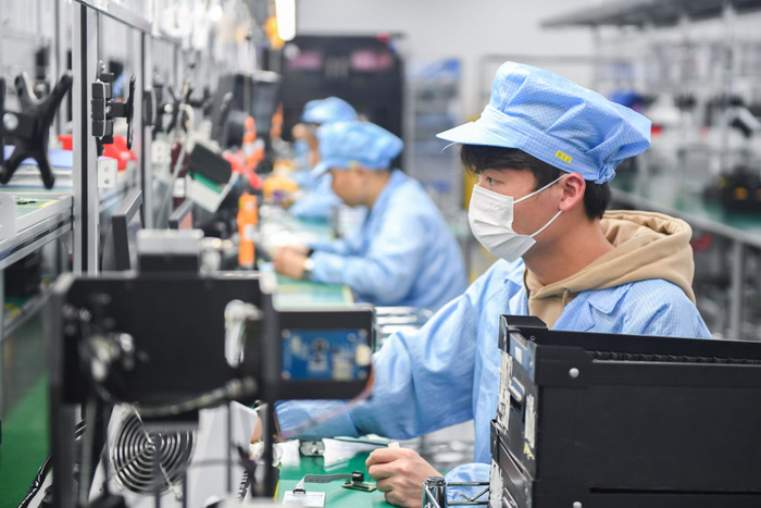 2月28日，在高德红外智感科技民品生产线上，工作人员对红外热成像仪进行程序烧录。新华社记者 杜子璇 摄