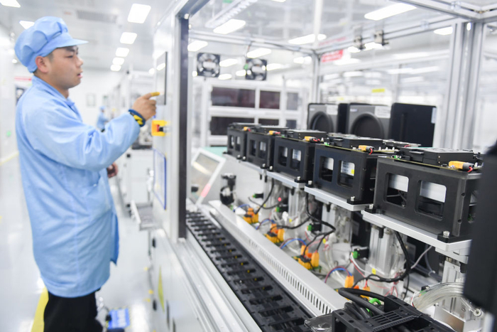 2月28日，在高德红外智感科技民品生产线上，工作人员在操作设备对红外模组进行数据采集。新华社记者 杜子璇 摄