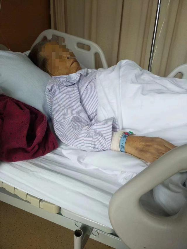 术后，张玉华在香港大学深圳医院住院。  受访者供图