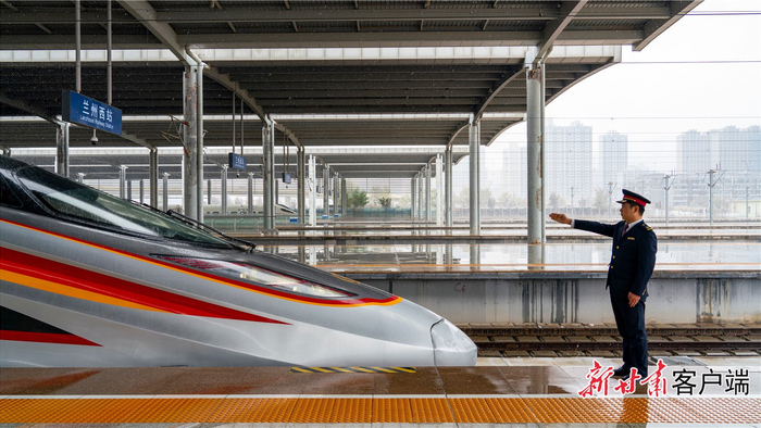 “复兴号”高铁缓缓驶入兰州西站。（图片由兰州局兰州西机务段李启晨提供）