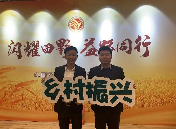 　　↑滨州好人魏达（右一）