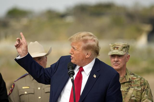 ▲当地时间2月29日，特朗普访问美墨边境附近的谢尔比公园 据视觉中国