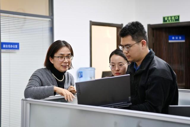 天开高教科创园挂职干部王大伟（左一）为前来咨询的创业者讲解政策（2024年1月25日摄）。新华每日电讯记者李然 摄