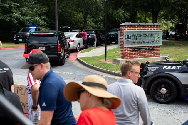 ▲2023年8月24日，特朗普就涉嫌推翻2020年总统选举佐治亚州结果向该州司法当局自首 新华社发 