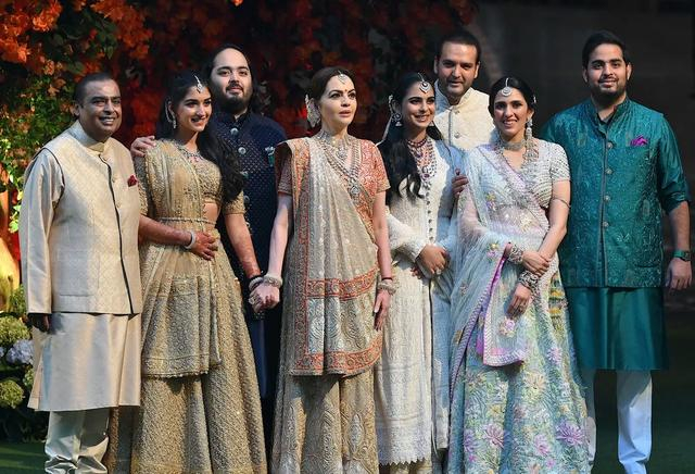 ▲安巴尼家族合影（左一为穆克什、左二为拉迪卡、左三为阿南特）