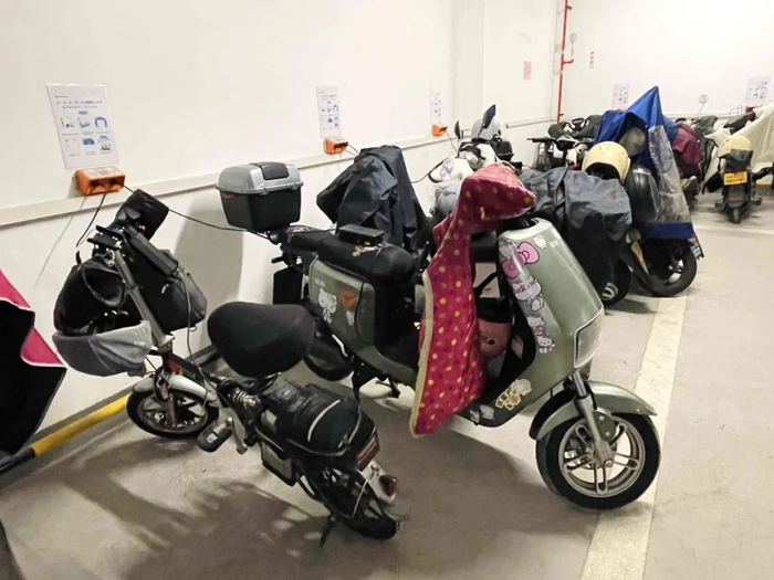 宁波部分楼宇已配备集中充电区域，如宁波报业传媒大厦。记者 严瑾 摄