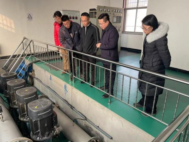 天津市静海区台头镇党委书记蒋峣（右二）在检查台头镇供水厂泵站运行情况。（受访者供图）
