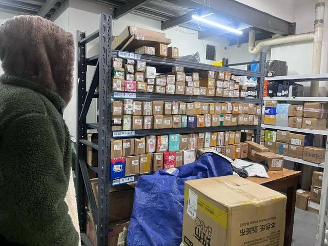 △ 一位戴帽子来驿站取件的居民表示自己不希望接到快递员的电话