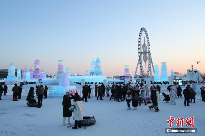   资料图：民众游览哈尔滨冰雪大世界景区。 中新社发 于琨 摄
