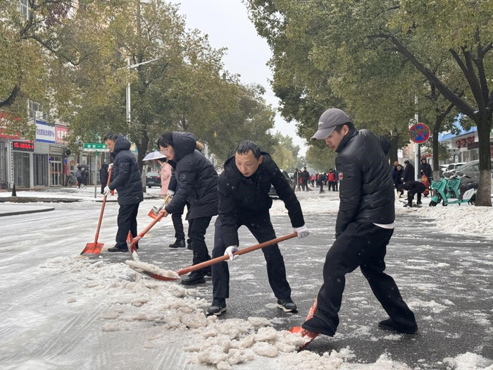 中国银行黄冈分行组织员工到黄冈城区主干道清理积雪（中国银行黄冈分行供图）