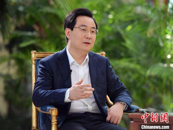 "全国人大代表,吉林市委书记胡斌近日在接受中新网记者独家专访时