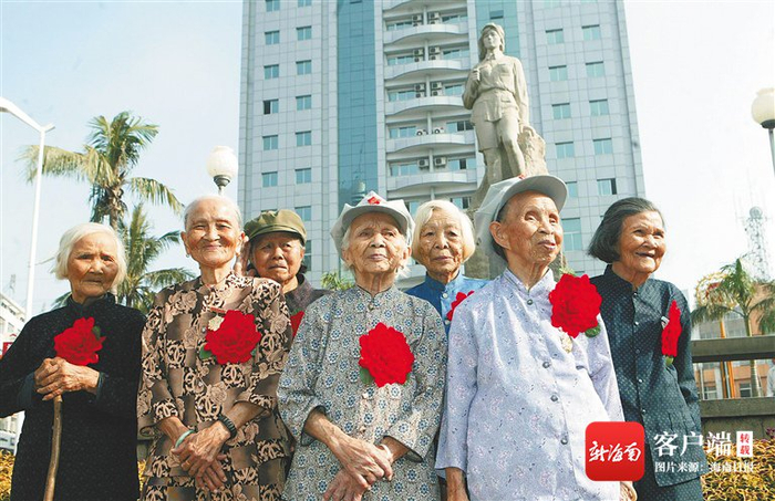 资料图：2006年是红色娘子军成立75周年，7名娘子军老战士合影留念。