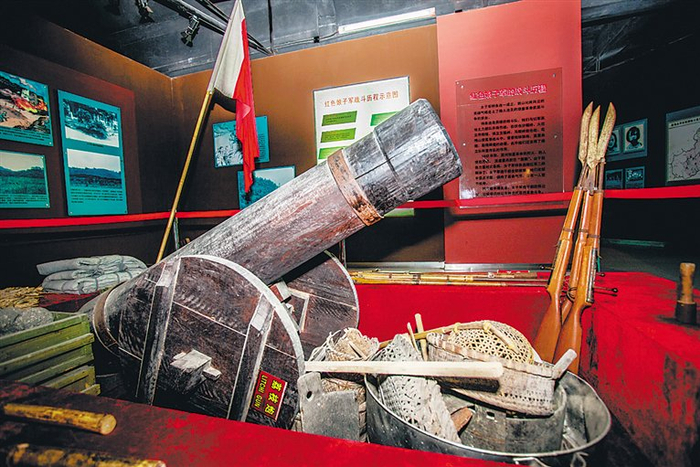 红色娘子军纪念园里展示的红色娘子军用过的武器。李幸璜 摄（图源海南日报）