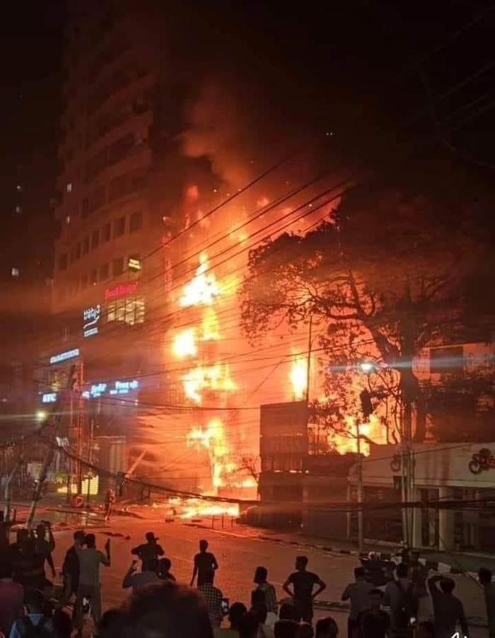 孟加拉国达卡市中心餐馆火灾已致44死75伤